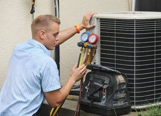 AC gas refilling with refrigerant pressure gauge in Delhi NCR — EZAC Service